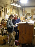 Gesellin Insa Denzin und Meisterin Irmela Wrede besprechen die Restaurierung dieser Eschenkommode.